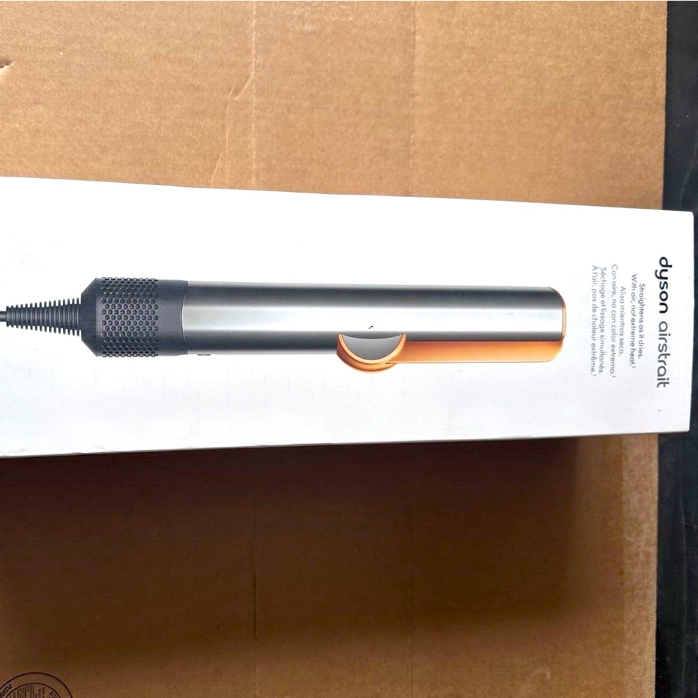 Dyson BRAND NEW IN BOX
Airstrait Straightener
